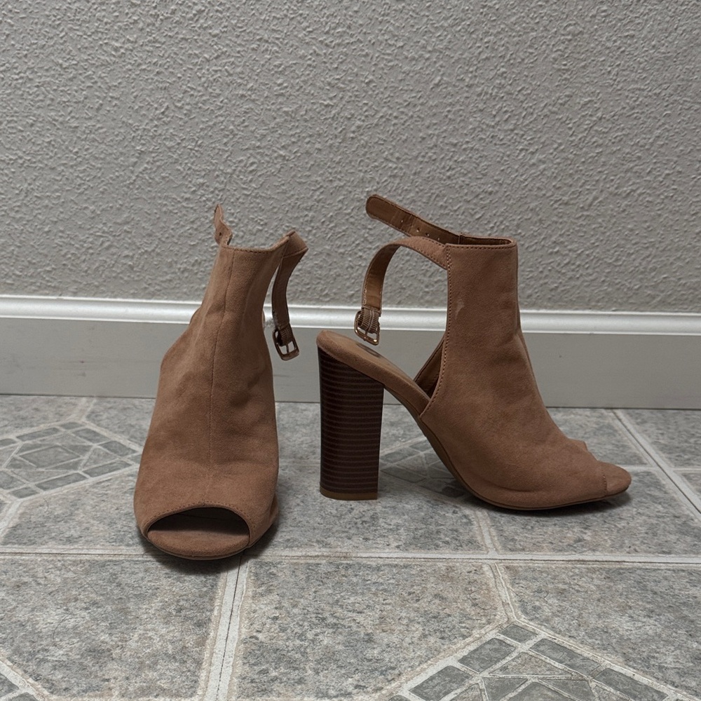 Elegant Tan Peep-Toe Heeled Sandals